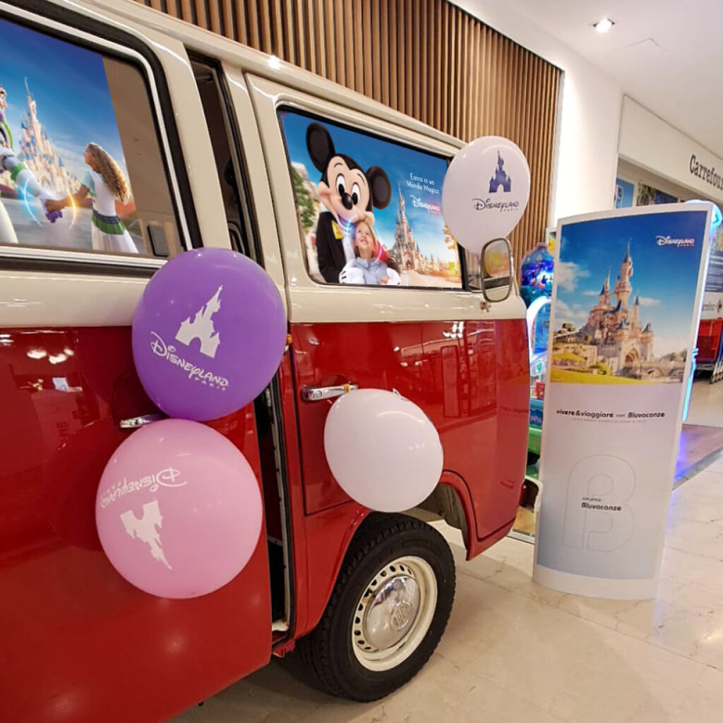 Disneyland Paris | Adesivi Riposizionabili su Van Volkswagen Combi - Abbiamo progettato e prodotto sei adesivi speculari, riposizionabili e su misura per i finestrini interni del Van. Un lavoro che ha richiesto calcoli accurati sulle dimensioni e forme dei vetri, così da garantire un’applicazione perfetta sia sul lato destro che su quello sinistro. In tempi record abbiamo sviluppato le grafiche, individuato uno stampatore affidabile, gestito la produzione e coordinato la consegna, rispettando le scadenze serrate dell’attivazione marketing.